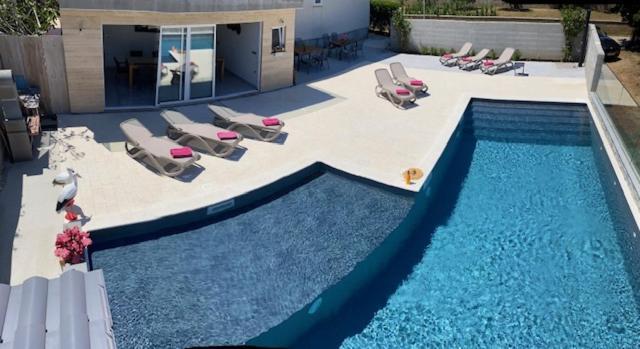 Croliday Apartment With Pool Nin Vrsi Buitenkant foto