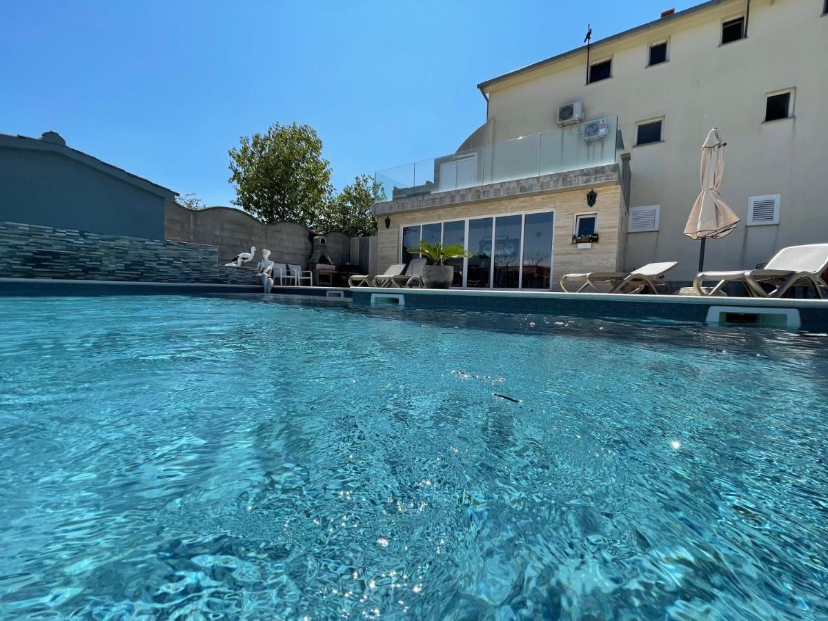 Croliday Apartment With Pool Nin Vrsi Buitenkant foto